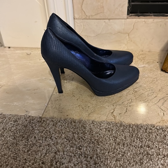 Blue embossed Nine West pumps - Picture 2 of 4